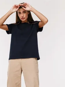 Nahaufnahme eines lässigen dunkelblauen Damen-T-Shirts mit Rundhalsausschnitt für den Sommer