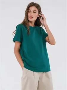 Detailansicht eines dunkelgrünen Damen-T-Shirts aus Baumwolle mit Rundhalsausschnitt
