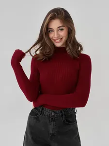 Eng anliegender burgunderroter Rippstrick-Rollkragenpullover für Damen, langes Oberteil.