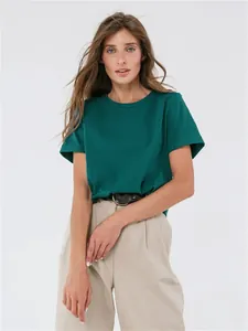 Lässiges dunkelgrünes Rundhals-Kurzarm-T-Shirt für Damen mit beiger Hose kombiniert