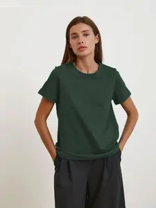 Detailansicht eines dunkelgrünen Damen-T-Shirts mit Rundhalsausschnitt im Studio