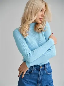 Schlank geschnittener, hellblauer Rippstrickpullover mit Stehkragen für Damen