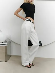 Slim fit black short-sleeved cropped T-shirt for a minimalist summer street style.