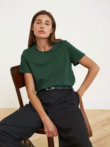 Detailansicht eines dunkelgrünen Damen-T-Shirts mit Rundhalsausschnitt und schwarzer Hose