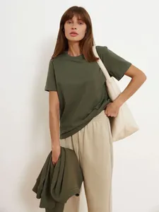 Olivgrünes Damen T-Shirt mit Rundhalsausschnitt in lässigem Lifestyle Outfit
