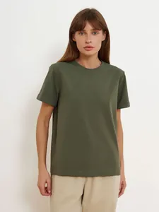 Detailansicht eines olivgrünen Damen-T-Shirts mit Rundhalsausschnitt in legerer Form