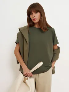 Detail eines dunkelgrünen Damen-T-Shirts mit Rundhalsausschnitt und passendem Sweatshirt