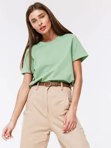 Lässiges mintgrünes Kurzarm-T-Shirt für Damen mit Rundhalsausschnitt und beigen Hosen