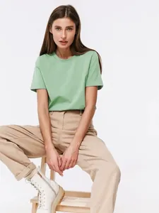 Professionelle Detailansicht eines mintgrünen Damen-T-Shirts mit Rundhals am Modell
