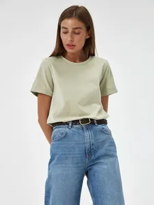 Modisches salbeigrünes Kurzarm-T-Shirt mit Rundhalsausschnitt für Damen mit Jeans