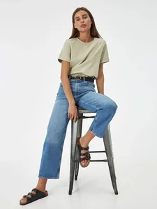 Lässiges, salbeigrünes T-Shirt mit Rundhalsausschnitt und Denim-Jeans für den Sommer