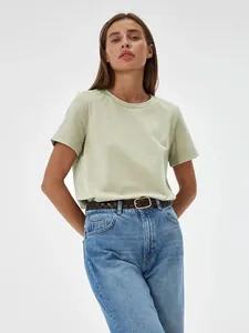 Lässiges hellgrünes Damen-T-Shirt mit Rundhalsausschnitt und stilvoller blauer Jeanshose