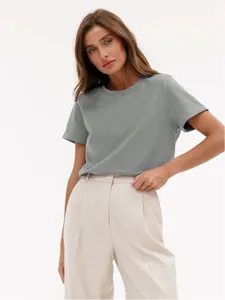 Detailansicht eines lässigen grau-blauen Damen-T-Shirts mit Rundhalsausschnitt