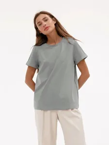 Vorderansicht eines grauen T-Shirts mit Rundhalsausschnitt an einem weiblichen Model