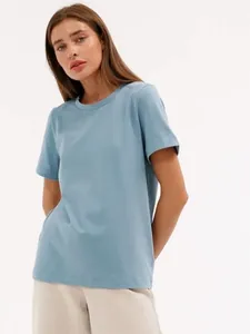 Detailansicht eines stylischen hellblauen Kurzarm-T-Shirts mit Rundhalsausschnitt für Damen