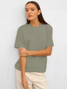 Detailansicht eines salbeigrünen Damen-T-Shirts mit Rundhalsausschnitt für den Sommer