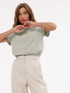 Detailansicht eines weichen salbeigrünen Damen T-Shirts mit Rundhalsausschnitt für den Sommer.
