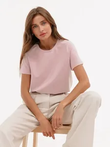 Detail eines altrosa Rundhals-Kurzarm-T-Shirts für Damen im lässigen Sommerstil.
