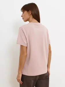 Detaillierte Rückansicht eines minimalistischen pinkfarbenen Damen-T-Shirts mit Rundhals