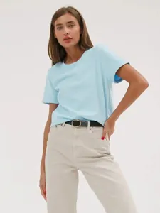 Frau im hellblauen Rundhals-Kurzarm-T-Shirt für einen stilvollen lässigen Look.