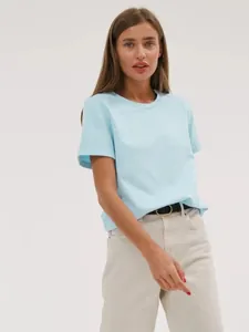 Detailansicht eines hellblauen Damen T-Shirts mit Rundhalsausschnitt im modernen Sommerstil