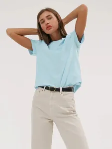 Detailansicht eines hellblauen Damen-T-Shirts mit Rundhalsausschnitt am Modell.