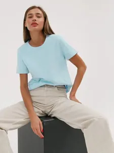 Professionelles Model in einem hellblauen Baumwoll-Sommer-T-Shirt mit kurzen Ärmeln