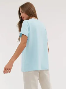 Rückansicht eines lässigen hellblauen Kurzarm-T-Shirts mit Rundhals für Damen