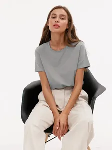 Detailansicht eines Modells in einem grauen T-Shirt mit Rundhalsausschnitt im Fotostudio.