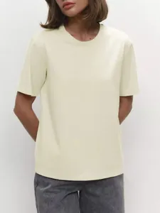 Nahaufnahme eines hellgelben Damen-T-Shirts mit Rundhalsausschnitt für die Freizeit