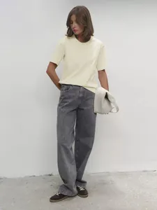 Damen lässiges cremefarbenes Kurzarm-T-Shirt mit Rundhalsausschnitt und grauer Jeans