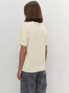 Rückansicht eines minimalistischen cremefarbenen Damen-T-Shirts mit Rundhals-Ausschnitt