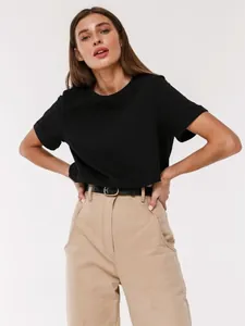 Klassisches schwarzes Damen-T-Shirt mit Rundhalsausschnitt für den Sommer