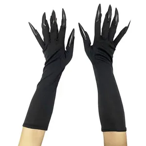 Detailansicht der schwarzen Halloween-Handschuhe mit langen, spitzen Krallennägeln