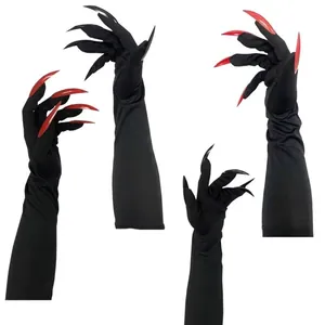 Detailansicht schwarzer Halloween-Handschuhe mit langen roten und schwarzen Nägeln.