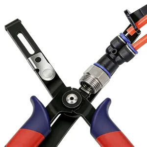 Primo piano dettagliato di una pinza industriale con connettori per tubi pneumatici