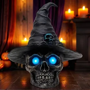 Detailansicht des Gothic-Schädels mit Hexenhut und leuchtend blauen LED-Augen.