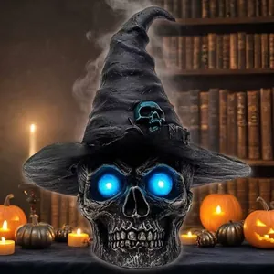 Nahaufnahme eines gotischen Totenkopf-Ornaments aus Harz mit leuchtend blauen Augen