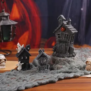 Detailaufnahme von Miniatur-Halloween-Geisterhaus-Dekorationen aus Harz mit Geist