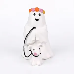 Simpatica statuetta fantasma di Halloween che porta a spasso un cane fantasma