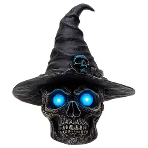 Gothisches Totenkopf-Ornament aus Harz mit Hexenhut und blau leuchtenden Augen