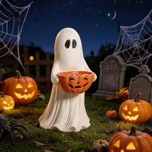 Vista detallada de una estatua de fantasma blanco sosteniendo un bol de calabaza Halloween
