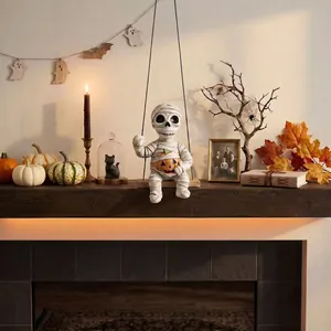 Vue détaillée d'une figurine de momie d'Halloween effrayante avec citrouille sur un manteau