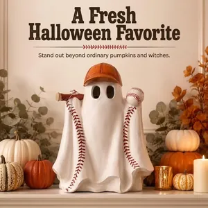 Detailopname van een baseball-spookbeeldje van hars in een feestelijke Halloween-setting