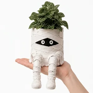 Détail d'un pot de fleurs en résine en forme de momie avec de longues jambes