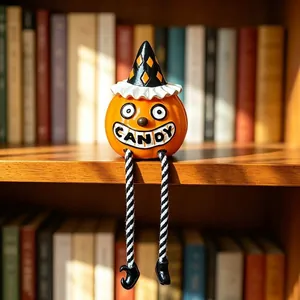 Primer plano de un adorno de calabaza de Halloween de resina con patas a rayas