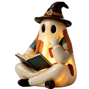Vista detallada de una figura de fantasma de Halloween leyendo un libro con sombrero.