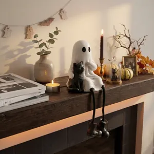Détail d'ambiance d'une figurine de fantôme d'Halloween avec chat sur une cheminée