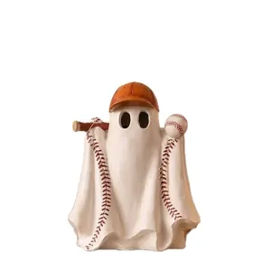 Charmante honkbal spookbeeldje van hars met oranje pet en opvallende rode stiksels