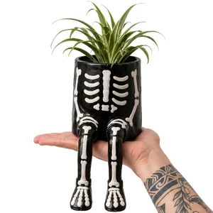Vue détaillée en gros plan d'un cache-pot squelette suspendu en résine pour Halloween